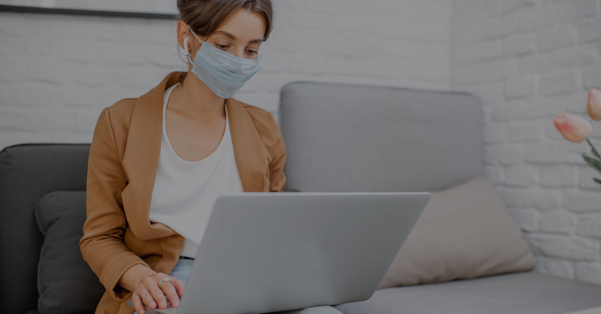 Mitarbeiterin mit Maske im Homeoffice