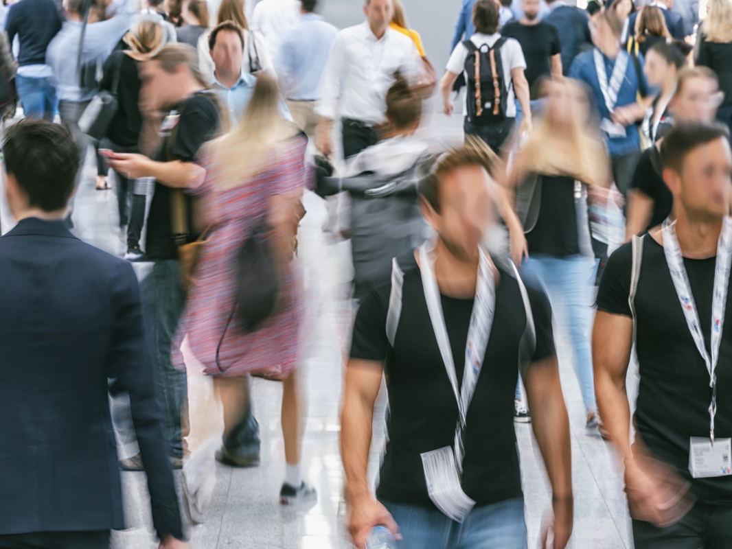 Menschenmenge Messe Männer Frauen